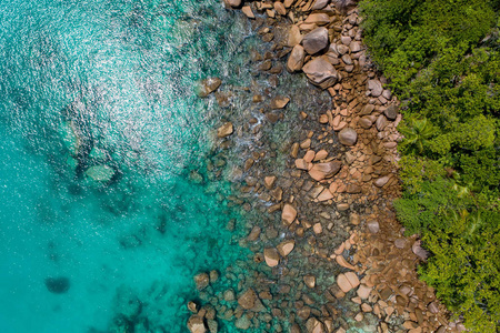 印度洋塞舌尔美丽岛屿的鸟瞰图。无人驾驶飞机的俯视图
