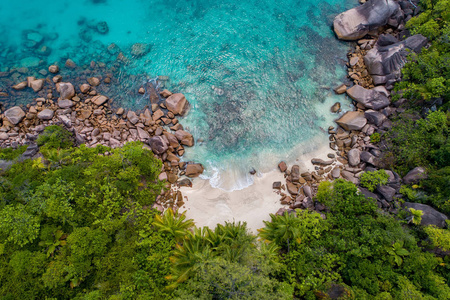 印度洋塞舌尔美丽岛屿的鸟瞰图。无人驾驶飞机的俯视图