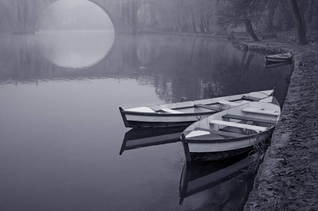 在清晨的薄雾中，葡萄牙阿玛兰特市的小船。浪漫的塔梅加河。是蓝色的。