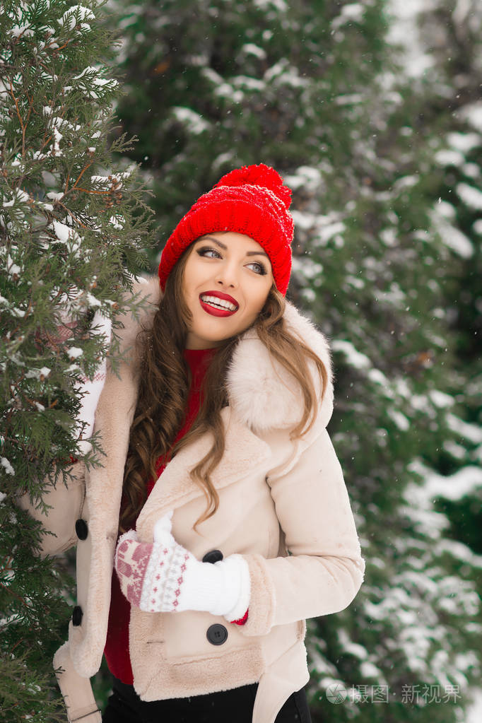 冬天和一个戴着红帽子的快乐女孩散步. 寒假和周末. 真正的情感.