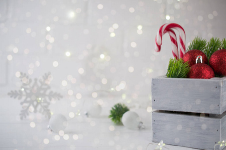 圣诞家居装饰与绿色冷杉枝，鹿和灯的白色背景。 嘲弄