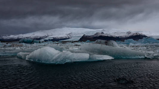 冰岛阴天的Jokulsarlon泻湖