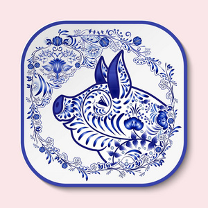 装饰方板,蓝色图案的猪头. 象征2019年新年隔离在粉红色背景上.