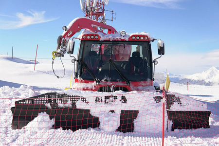 雪滑雪胜地旅行滑雪者在雪冬天