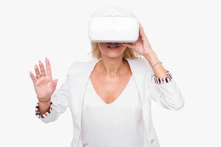 金发女人在白色套房与虚拟现实护目镜。 白色背景摄影棚拍摄