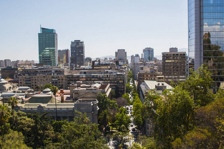智利圣地亚哥市中心的景色。 智利圣地亚哥市中心圣卢西亚塞罗的全景。