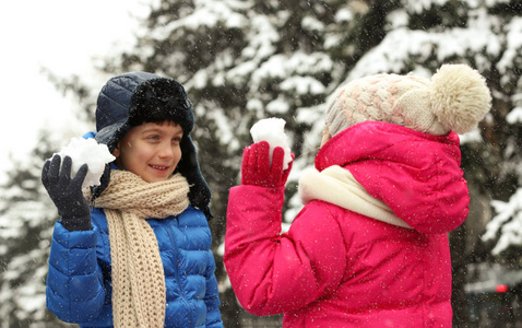 冬天白天，孩子们在户外玩雪