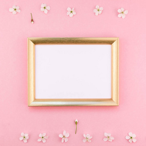 方形平躺概念顶部视图空白框架模拟和樱桃树花在粘贴千禧粉红色背景与复制空间在最小风格模板的文字或设计