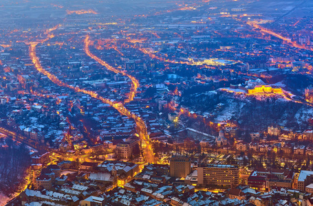 布拉索夫特兰西瓦尼亚。 罗马尼亚。 罗马尼亚布拉索夫市的老城区和市政广场全景