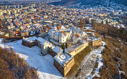 从罗马尼亚特兰西瓦尼亚特兰西瓦尼亚的老城市布拉索夫俯瞰冬季守卫城堡的空中全景