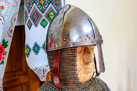 王子与长的金发在皮革盔甲穿盔甲拿长矛的卡通骑士美丽的幻想妇女在皮