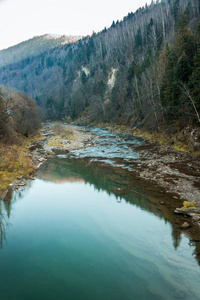 被山石包围的河流或湖泊的景色图片