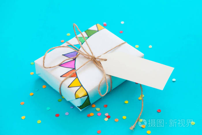 带黄麻绳的彩色礼品盒。 蓝色和绿松石背景。 派对或生日礼物。
