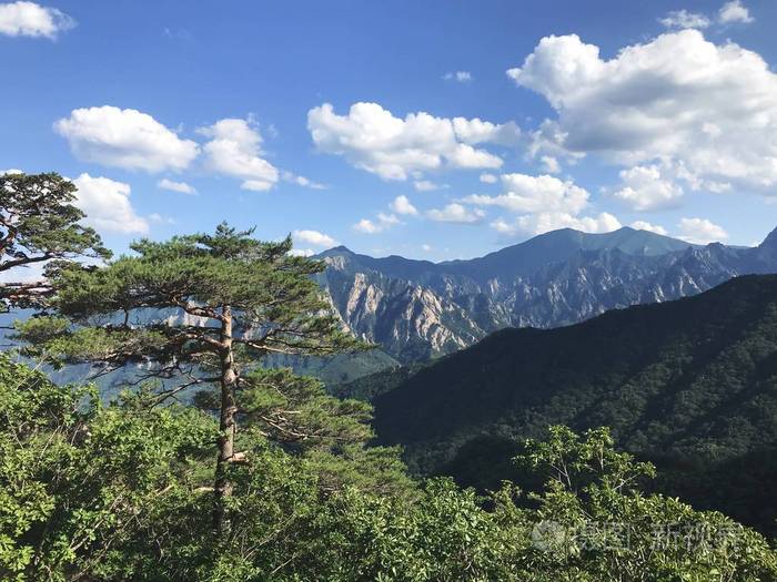 从高峰俯瞰美丽的山脉西拉克山国家公园韩国