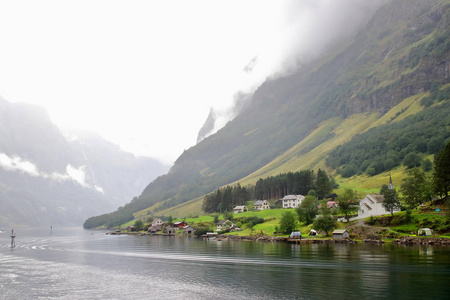 主要景观巴克卡，一个小村庄在奥朗德市索格峡湾县挪威。 它位于Gudvangen村以北5公里的Naeroyfjord的西岸。