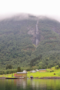 主要景观的斯特维村及其农场博物馆与周围的瀑布背景。 这个锡尼村位于挪威古德万根村以北的Naeroyfjord的西岸。