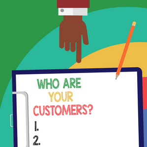 手写文本谁是您的客户问题。概念意义了解你的潜在客户业务分析分析用空白债券纸和铅笔指向剪贴板