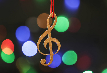 木高音对模糊的灯光。 圣诞音乐