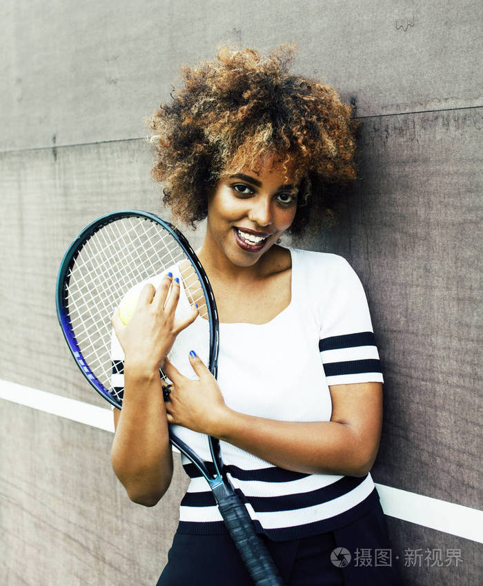 年轻时尚的黑白混血儿黑人女孩打网球,运动 h