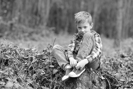 去夏令营孩子们营地里的小男孩小男孩喜欢在树林里放松。国际儿童日, 黑白