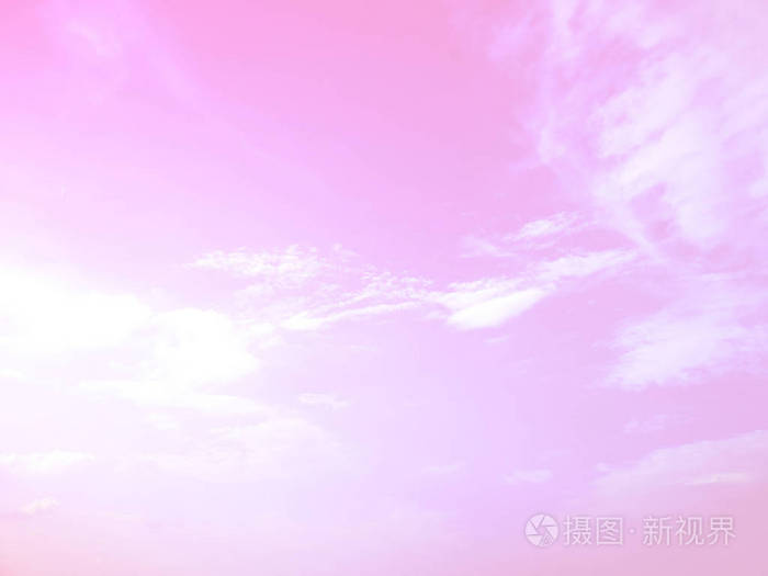 太阳和云彩夏天用粉红色抽象为背景.
