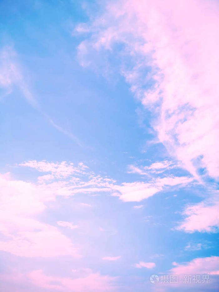 美丽的蓝天与粉红色蓬松的云抽象为背景纹理和背景.