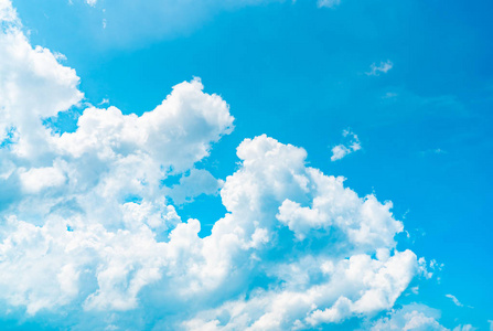 美丽的蓝天和白色的积云抽象的背景。 云景背景。 晴天的蓝天和白云。 自然天气。 光明的一天，快乐的一天背景