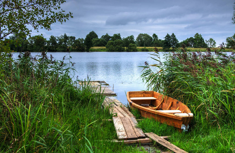 停泊船和木墩的风景图片图片