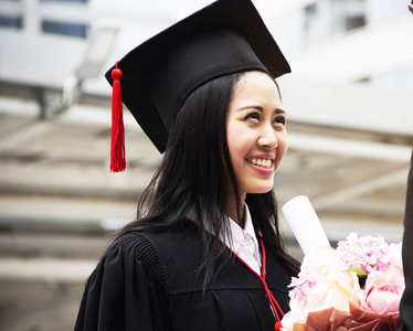 漂亮的女学生毕业后很高兴。