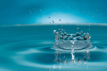 一滴蓝色的清水照片