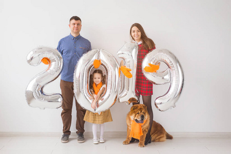 新年庆祝和节日概念家庭举行标志2019年由银色气球制成的新的一年在白色房间背景