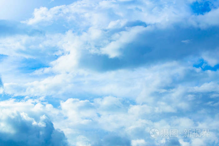蓝天中的光云，用图形技术作为背景。