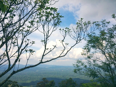 在山上观赏白天的自然景观