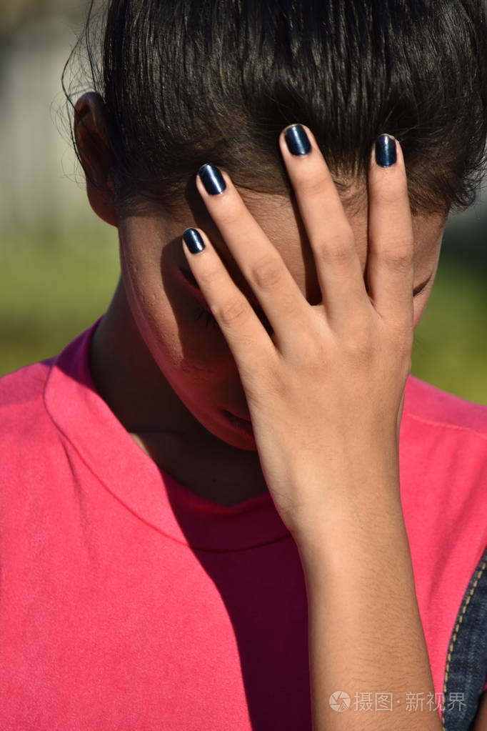 一个悲伤的女性