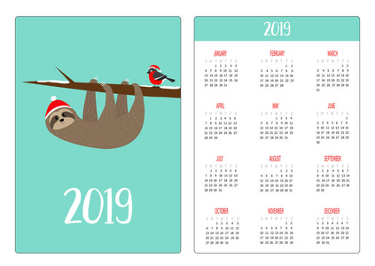 树枝上可爱的树懒。 红色圣诞老人帽。 简单的口袋日历布局2019年新年。 星期从星期天开始。 卡通人物。 垂直方向。 平面设计蓝