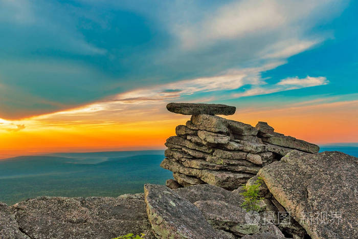 陡峭的悬崖峭壁在山顶上