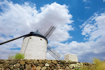 托莱多省康塞格雷的风车，卡斯蒂利亚拉曼查，西班牙。