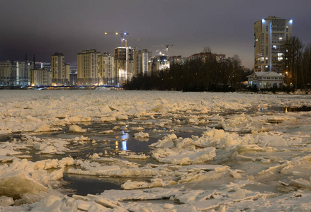晚上在俄罗斯圣彼得堡郊外观赏涅瓦河。
