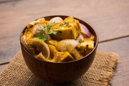 PaneerDoPyaza是一种很受欢迎的旁遮普素食食谱，在肉汁中加入大量的洋葱和奶酪