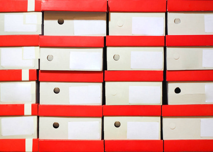 堆叠在仓库中的一排鞋盒照片