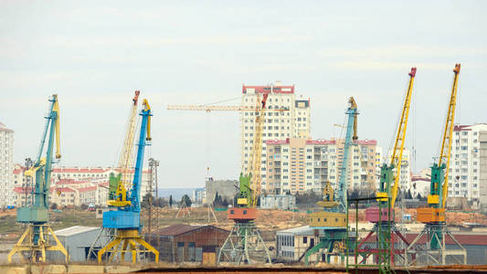 大量起重机在一座大型建筑上建造。