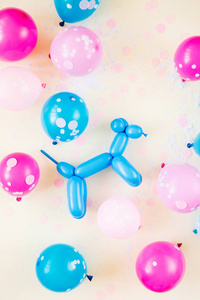 彩色气球在粉彩背景上。 节日或生日聚会的概念。 平躺顶部视图。