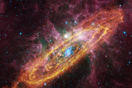 美丽的星云和明亮的恒星在外层空间发光神秘的宇宙。 由美国宇航局提供的这幅图像的元素