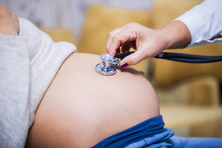 孕妇和医生听诊器