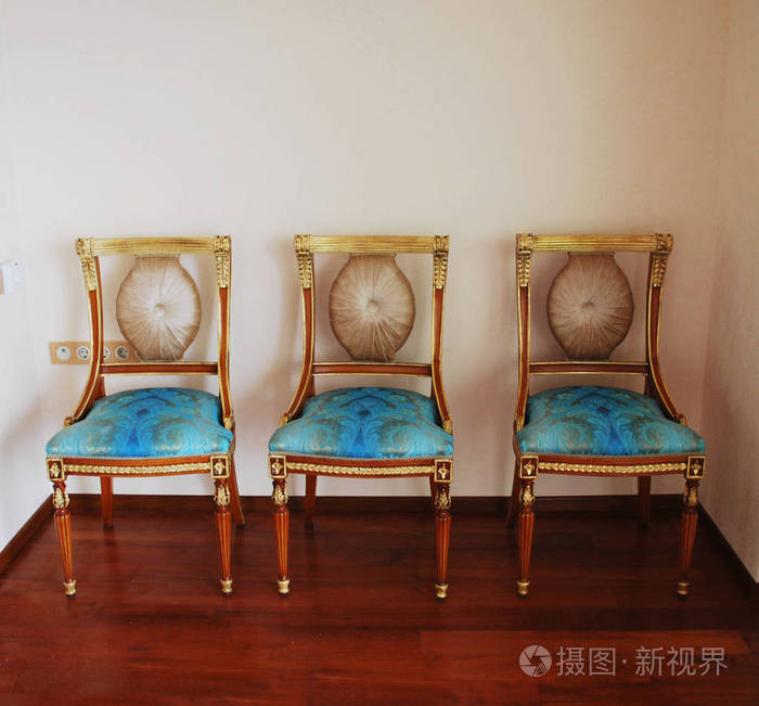 房间的内部有三把原始椅子现代