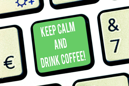 写的笔记显示保持冷静, 喝咖啡。展示热饮的商务照片总是让你受到启发键盘键意图创建计算机消息按键盘的想法