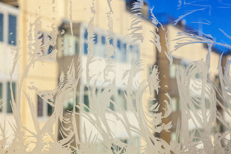 冰冻的冬季窗户，有闪亮的冰霜图案纹理。 圣诞奇迹符号抽象背景。 极北低温自然冰雪霜玻璃寒冷冬季天气室外