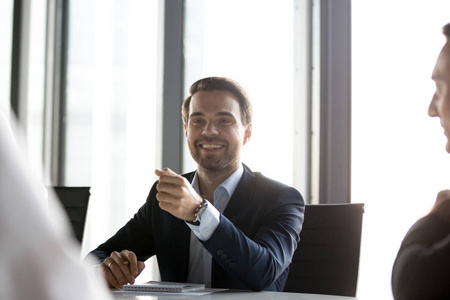 商人公司老板坐在办公桌前与 sta 沟通照片