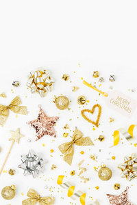 圣诞装饰品在白色背景上用金色的星星铃铛鞠躬，并有空的文本复制空间。 节日和庆祝。 平躺式顶部视图