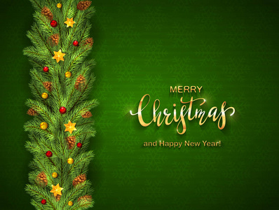 绿色背景上的节日装饰和雪花。金色的星星，圆球，杉木树枝上刻有圣诞快乐和新年快乐，插图。